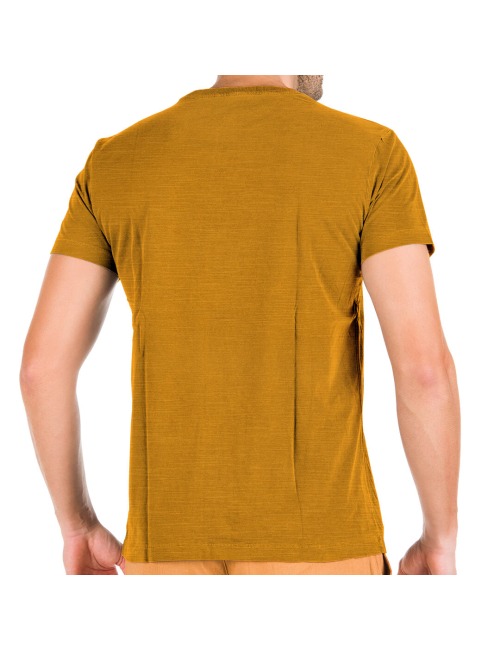 Camiseta Masculina Bolso Mostarda - Básica
